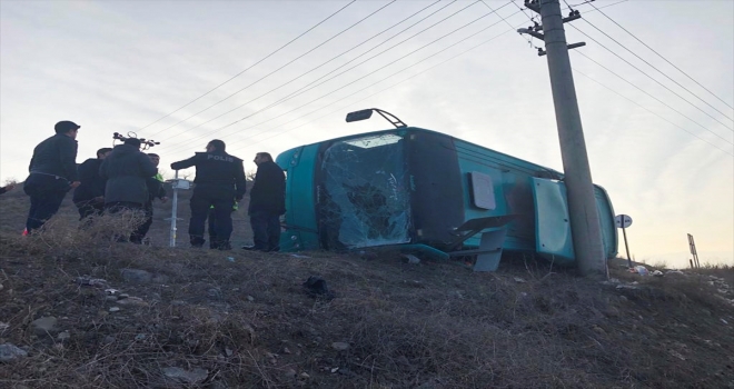 Karsta öğrenci servisi devrildi: 10 yaralı
