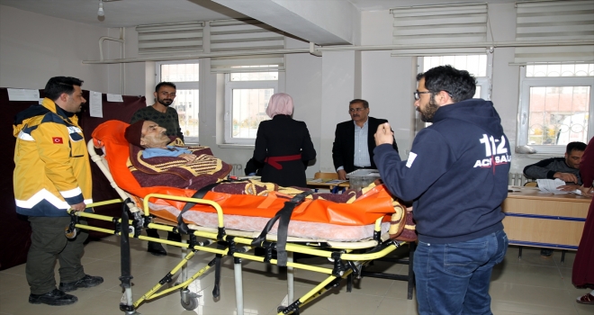 Yaşlı hasta oyunu sağlık ekiplerinin desteğiyle kullandı