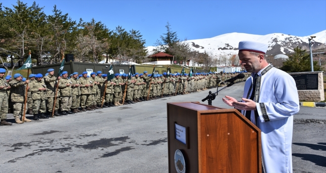 Hakkaride şehit askerler için tören