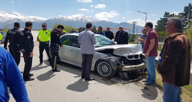 Köprüdeki bariyerlerine çarptı: 2 yaralı