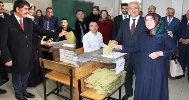 belediye başkan adayları aynı okulda oy kullandı