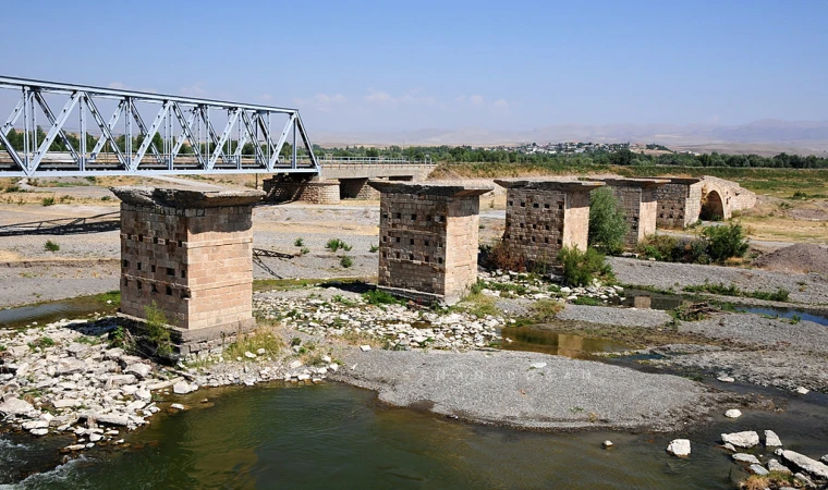 Tarihi Kötür Köprüsü