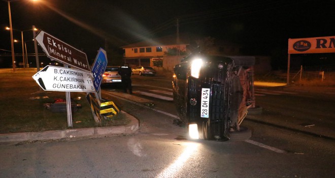 Otomobille kamyonet çarpıştı: 4 yaralı