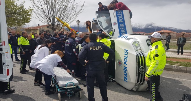 Erzincanda otomobil polis aracına çarptı: 3 yaralı