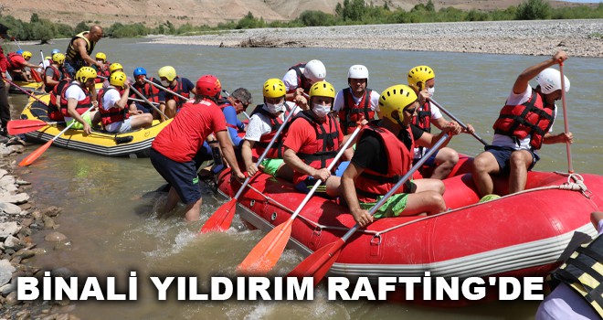 BİNALİ YILDIRIM RAFTİNG'DE