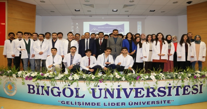 Diş hekimliği öğrencileri beyaz önlük giydi