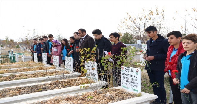Depremde hayatını kaybeden öğretmen mezarı başında anıldı