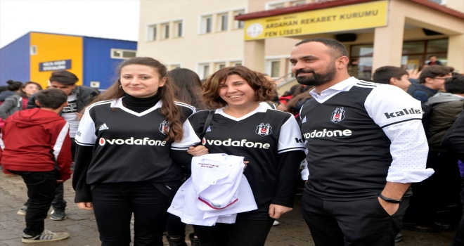 Beşiktaştan Ardahanlı öğrencilere 3 bin forma