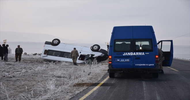 Karsta öğrenci servisi devrildi: 13 yaralı