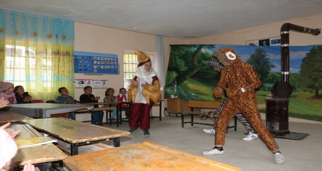 Bitliste köylü çocuklar tiyatro izledi