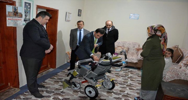 Kaymakam Alibeyoğludan engelli çocuğa tekerlekli sandalye