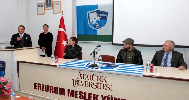 Erzurumsporlu futbolcular öğrencilerle buluştu