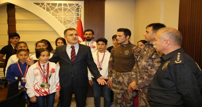 Vali Akbıyık, sporcuları kabul etti