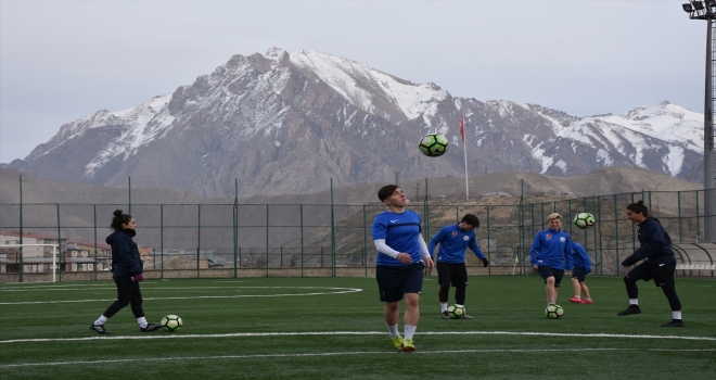 Yabancı kadın futbolcular Hakkaride mutlu