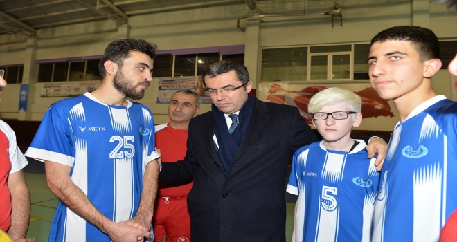 Kurum müdürleri ile görme engelliler futbol maçı yaptı
