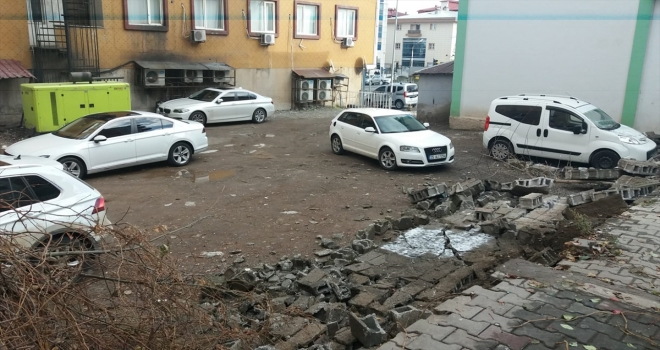 Otopark duvarı araçların üzerine devrildi