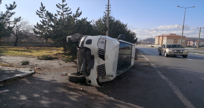 Erzincanda kamyonet devrildi: 3 yaralı