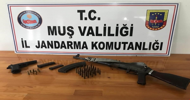 FETÖ şüphelisinin evinde silah ve mühimmat ele geçirildi