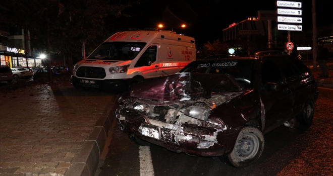 Elazığda otomobil, ambulansa çarptı: 1 yaralı 
