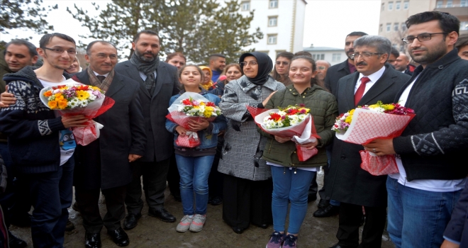 Çinden dönen Ardahanlı öğrenciler çiçeklerle karşılandı