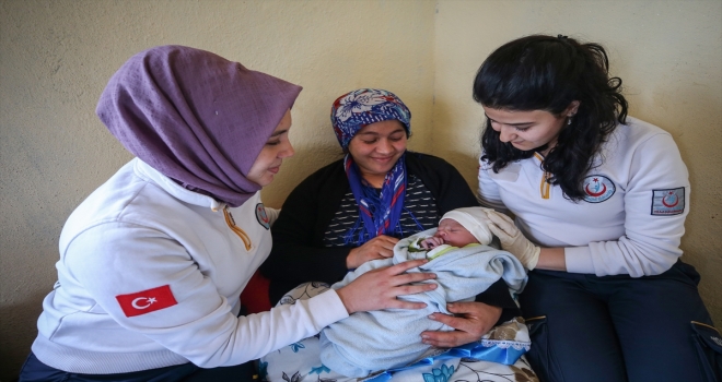 Yeni doğan kızına, yardıma gelen sağlıkçıların adını verdi
