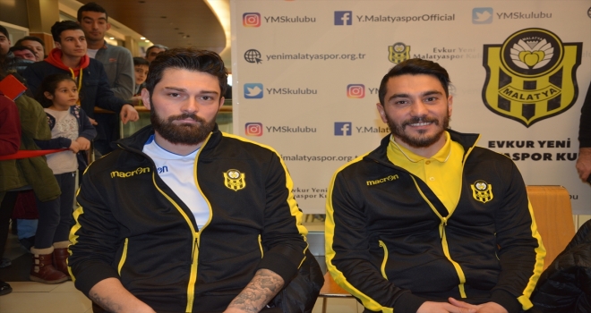 Yeni Malatyasporlu futbolcular taraftarlarla buluştu