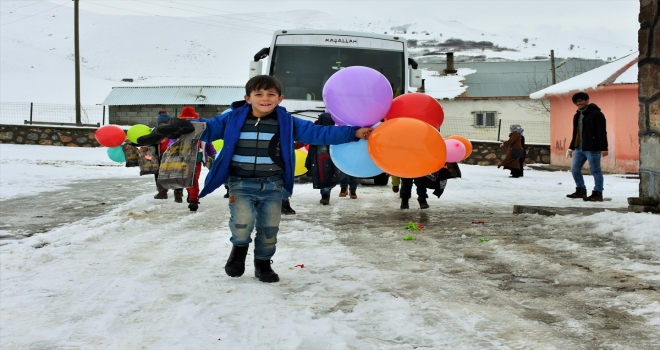 Muşta köy çocuklarını ısıtan yardım