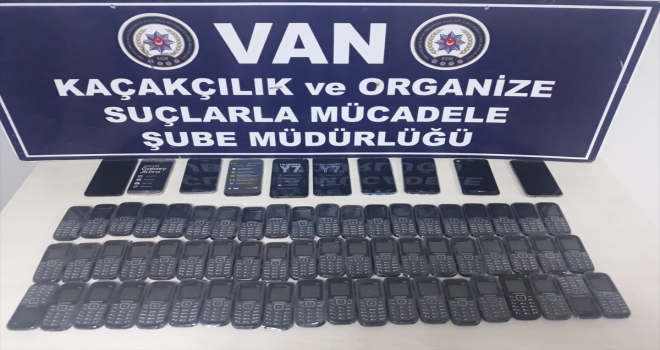 Vanda kaçak cep telefonu operasyonu