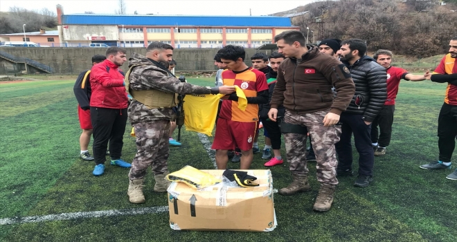 Özel harekat polislerinden futbolculara malzeme desteği