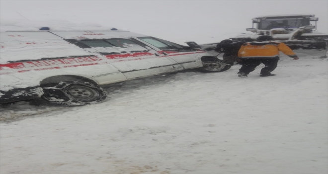 Karda mahsur kalan öğrenci servisi ve ambulans kurtarıldı