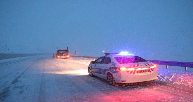 Erzincanda kar yağışı ve tipi ulaşımı olumsuz etkiledi