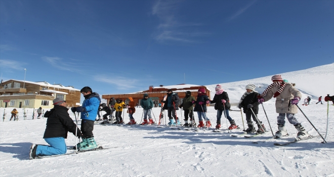 Hakkarili öğrenciler kayakla tanışıyor  
