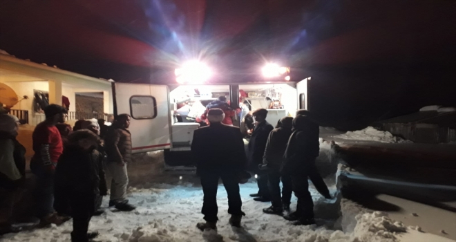 Köylerde mahsur kalan hastaları ekipler kurtardı