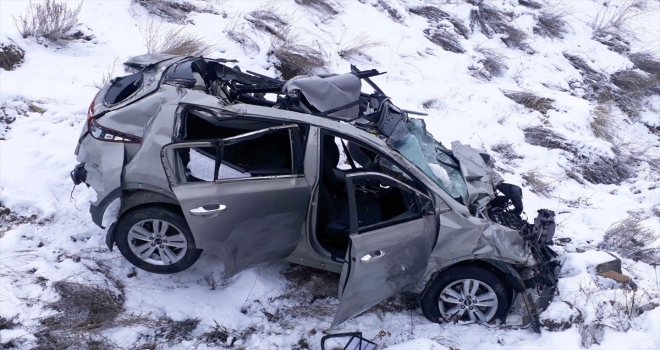 Karsta otomobil şarampole devrildi: 1 ölü, 4 yaralı
