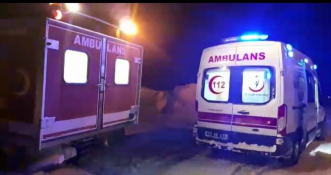 Hasta kardeşler paletli ambulansla kurtarıldı