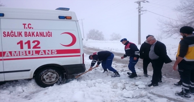 Karda mahsur kalan ambulans jandarma ekiplerince kurtarıldı