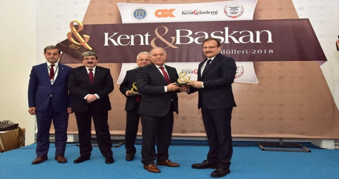 Vali Elban en iyi belediye başkanı seçildi
