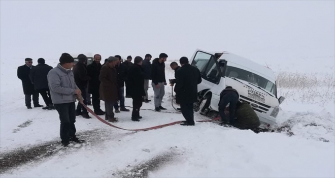 Karda mahsur kalan araçların yardımına ekipler yetişti