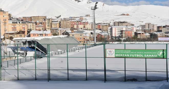 Hakkaride kar nedeniyle tribünün çatısı çöktü