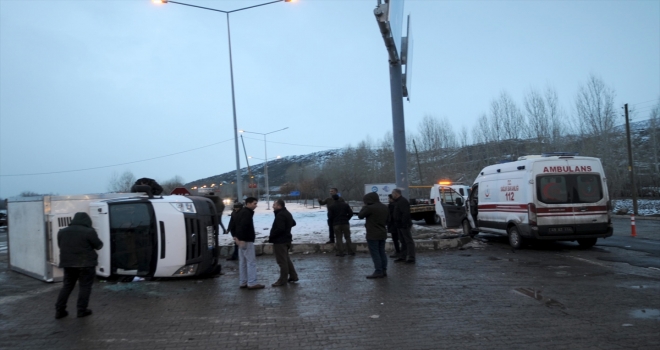 Bingölde ambulans ile kamyonet çarpıştı: 9 yaralı