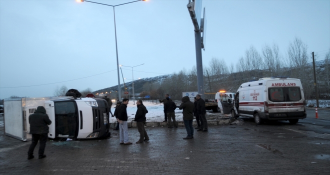 Bingölde ambulans ile kamyonet çarpıştı: 9 yaralı
