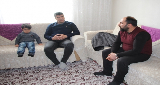 Diyabet hastası çocuğa Karlıova Kaymakamlığından destek