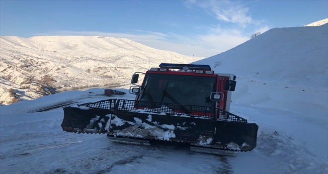 Hasta kadın paletli ambulansla hastaneye ulaştırıldı