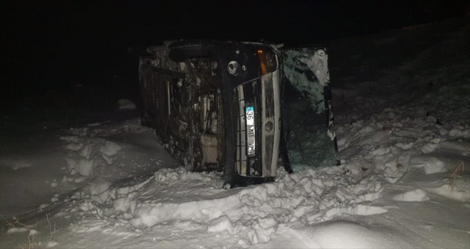 Karsta minibüs devrildi: 7 yaralı