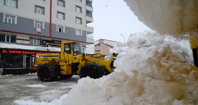 Bir haftada 600 kamyon kar