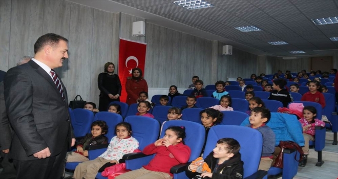 HAKKARİ'DE ÇOCUKLARA HACIVAT KARAGÖZ OYUNU
