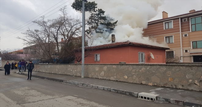 Evleri yanınca fenalık geçirdiler