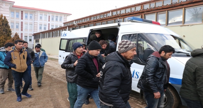 49 GÖÇMEN YAKALANDI