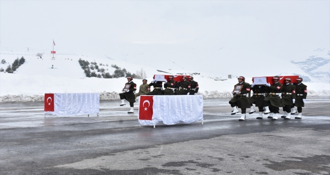 Hakkaride şehit askerler için tören