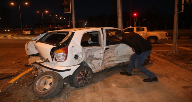 Karsta iki otomobil çarpıştı: 7 yaralı